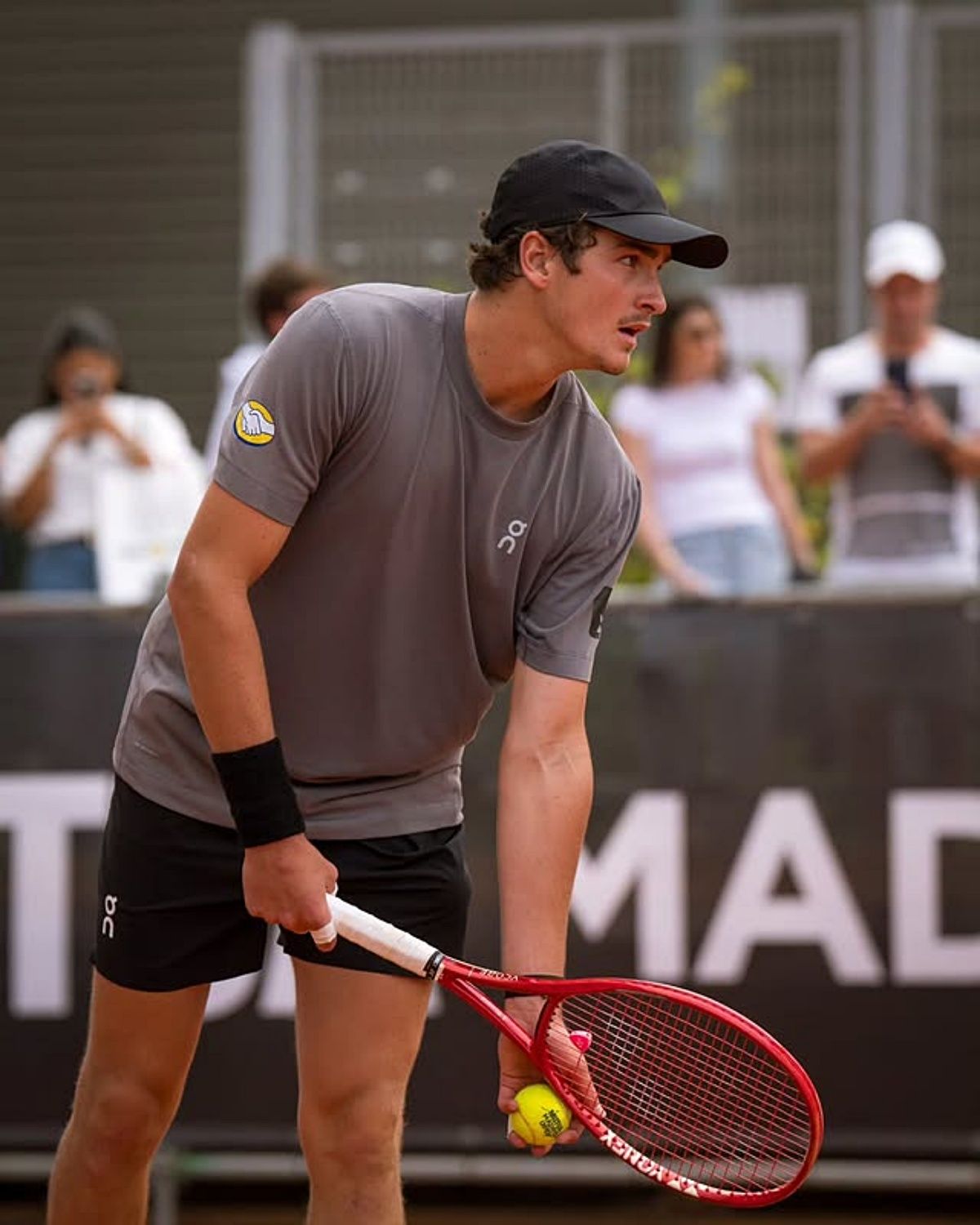 O tenista Jo&atilde;o Fonseca, que havia eliminado o astro Novak Djokovic, perdeu nas quartas de final e foi eliminado do torneio de Roland Garros. Foto: ATP Tour