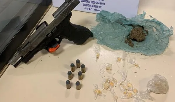 Moto usada em homicídio, armas e celulares são apreendidos durante megaoperação em Feira 