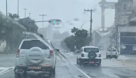 Chuva, raios e trovões: Salvador tem madrugada de tempo fechado e áreas alagadas; situação é de alerta