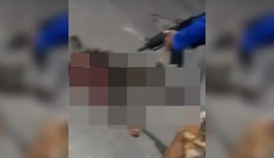 Como "prêmio", traficantes exibem corpo de rival por bairro de Salvador e filmam tudo; fuzil é usado