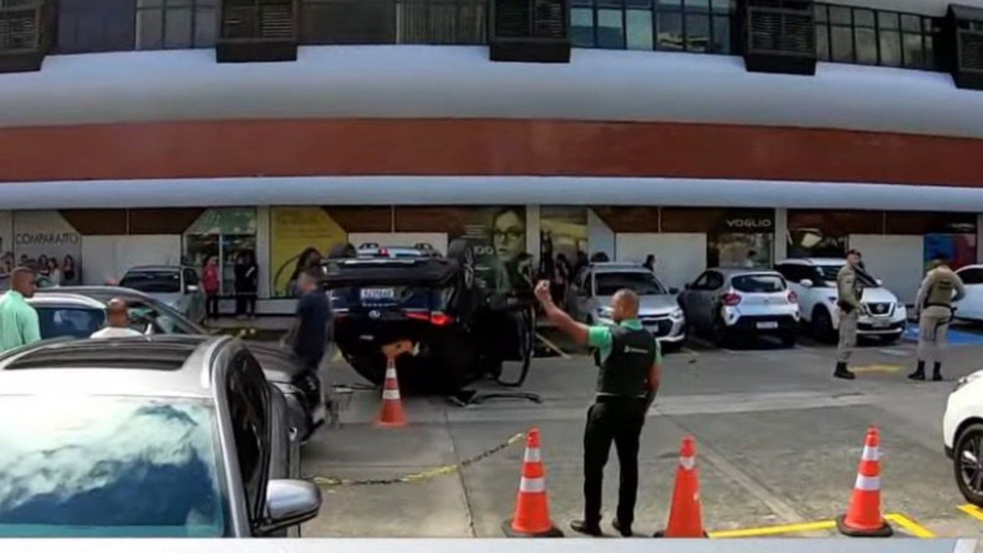 Carro capota ap&oacute;s atingir ve&iacute;culos em centro comercial da Pituba; Foto: Reprodu&ccedil;&atilde;o / TV Aratu