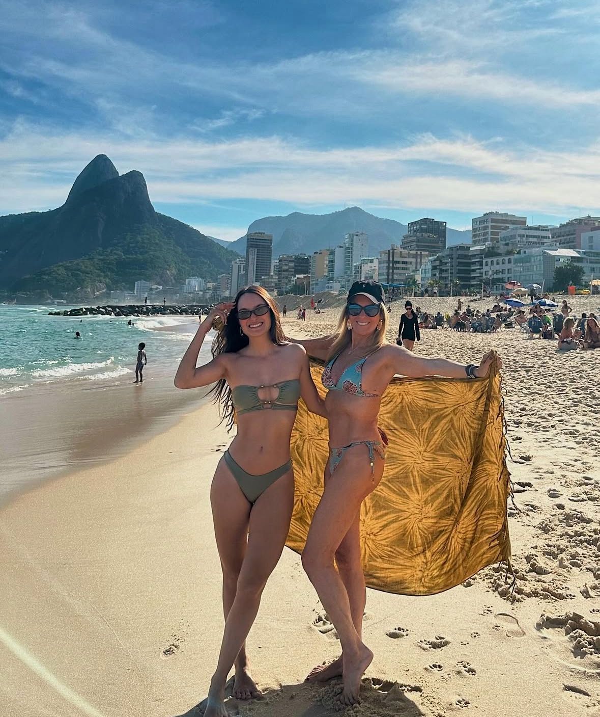 A empresária e eterna Garota de Ipanema, Helô Pinheiro, de 82 anos, foi fotografada durante um passeio pela praia de Ipanema. | Foto: Redes Sociais