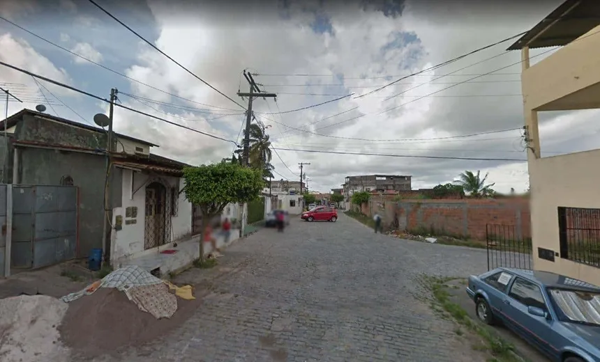 Candeias: suspeito invade casa, faz família refém e atira contra mulher