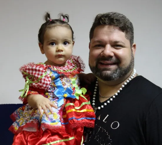 Danniel Vieira apresenta filha no palco principal do Arraiá do Galinho