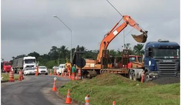 Via Bahia prossegue com serviços em cratera que surgiu na BR-324, em Candeias