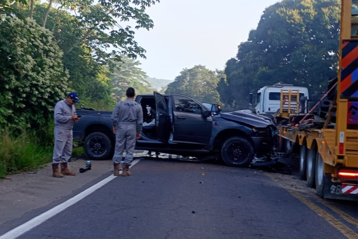 Três Pessoas Morrem Em Acidente Entre Caminhonete E Carreta Na Br 110, Em Catu
