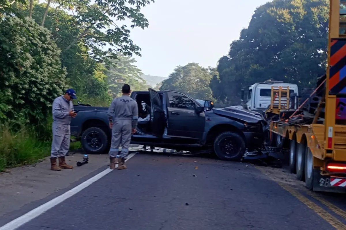 Três morrem em acidente entre caminhonete e carreta na BR-110 na Bahia