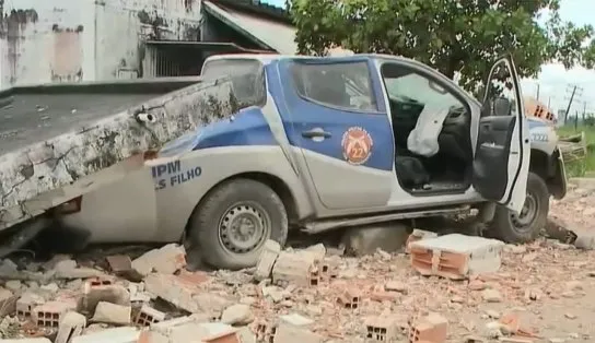 Três PMs ficam feridos após perseguição em Simões Filho; viatura ficou destruída 