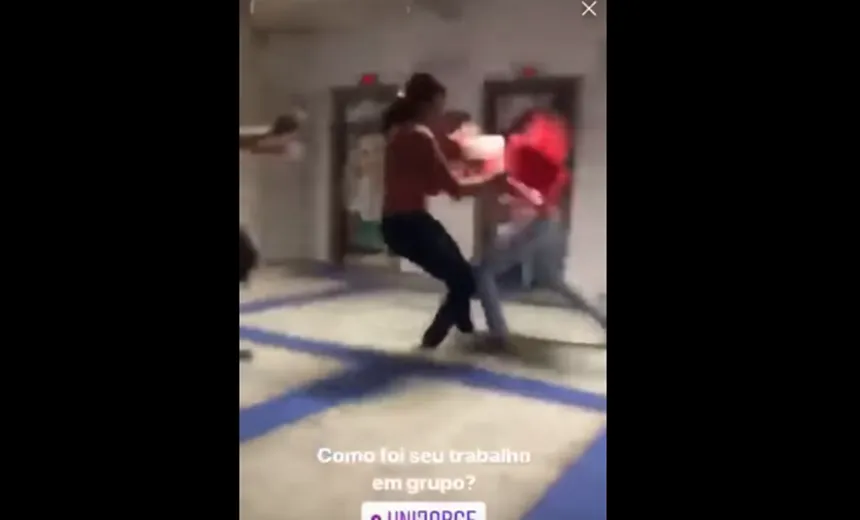 Estudantes brigam e provocam tumulto em faculdade de Salvador; assista