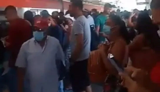 Trens do metrô circulam com velocidade reduzida e atrasos deixam estações lotadas em Salvador
