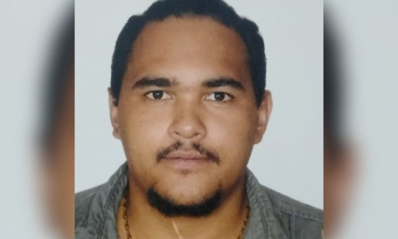 Suspeito foi flagrado por câmeras de segurança acompanhando a criança. Foto: Reprodução