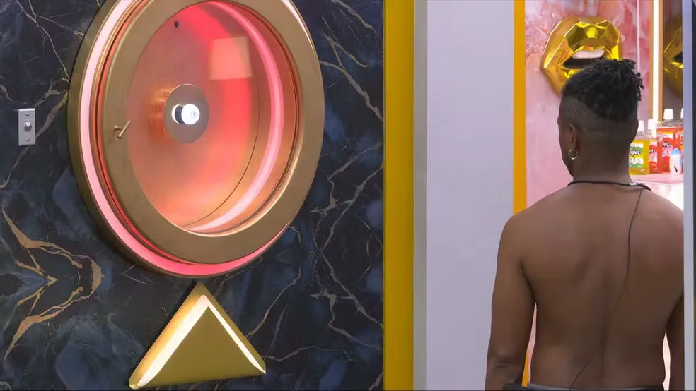 BBB 26: Leandro Boneco chora e encara botão de desistência por 15 minutos