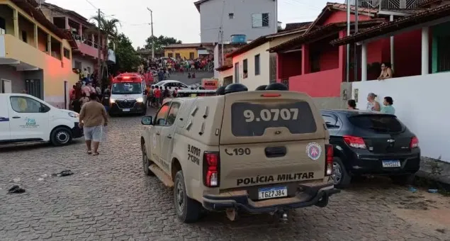 Avó e neto morrem após carro desgovernado invadir garagem de casa na Bahia