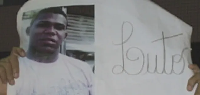 Familiares e amigos de jovem morto interditam trânsito em protesto no bairro de Itapuã