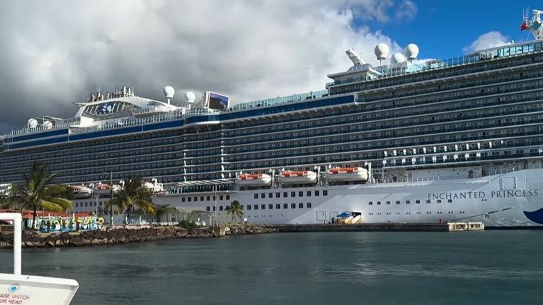 Um Dos Navios De Cruzeiro Em Que a Laura Morou