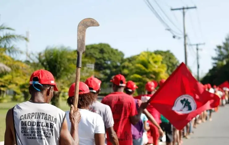 Com destino a Salvador, marcha do MST causa engarrafamento na BR-324