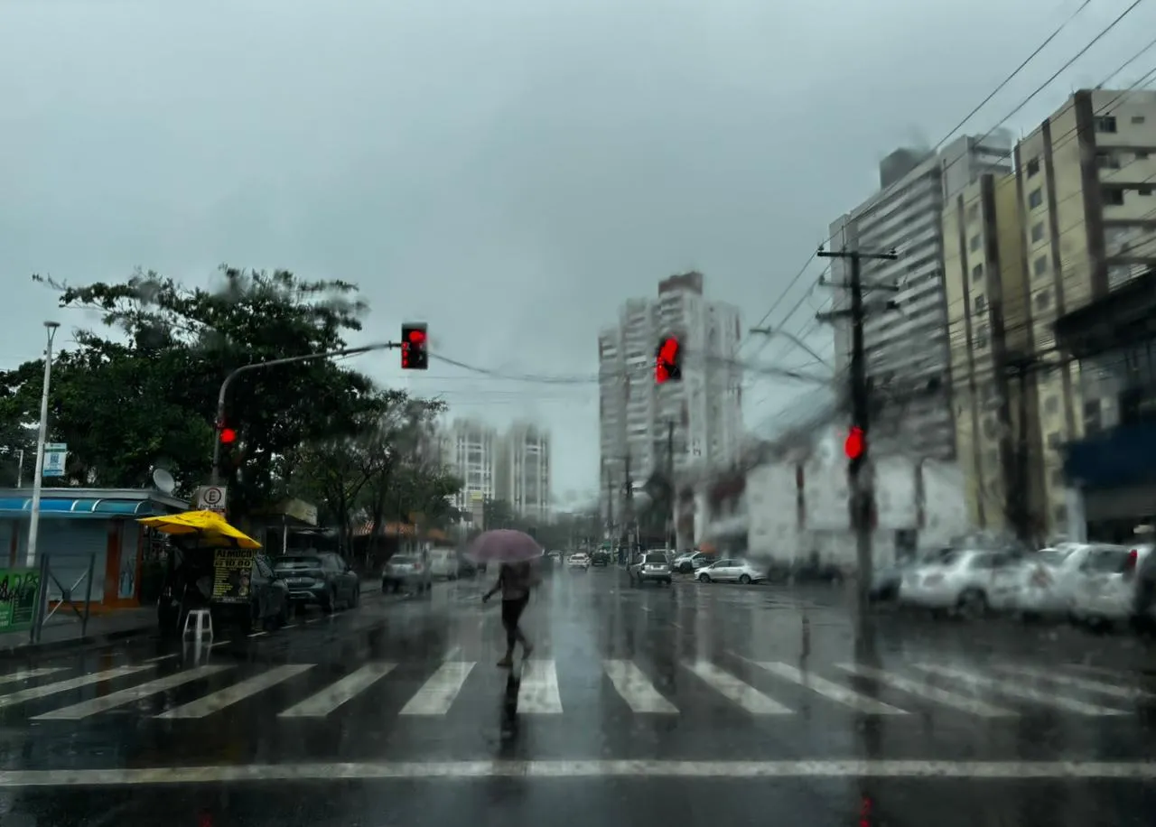 Fortes chuvas no feriadão: Salvador e outras 114 cidades entram em nível laranja