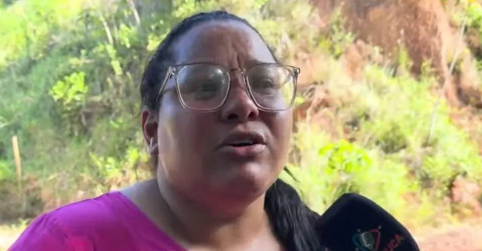Pais de jovem morto se emocionam ao ver corpo do filho no esgoto: 'Que perversidade é essa?'