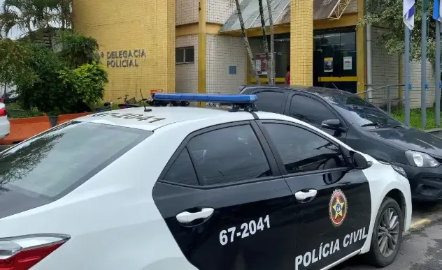 Um bebê de 2 meses morreu após sofrer agressões em Campos dos Goytacazes, no Norte Fluminense. O pai da criança foi preso nesta terça-feira (23)