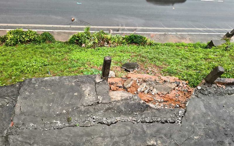 A falta de calçadas nas favelas não afeta apenas a mobilidade: especialistas apontam que ela aumenta o risco de acidentes e inviabiliza a circulação de idosos, crianças e pessoas com deficiência/Foto: Reprodução