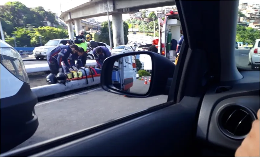Acidente com motociclista deixa trânsito congestionado na Av.Bonocô