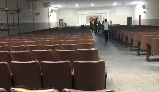 Três ficam feridos após homem invadir igreja Universal com peixeira em Salvador 