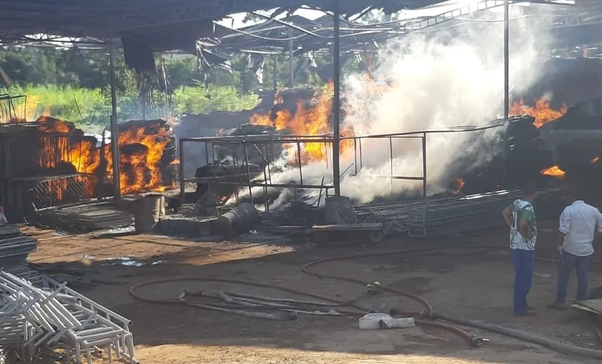 Cia Sul: incêndio de grande proporção atinge fábrica em Simões Filho