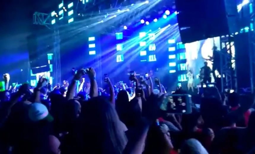 ‘CHORA NÃO COLEGUINHA’: Simone e Simaria agitam em camarote; Veja vídeo