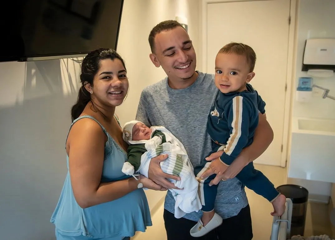 Esposa de João Gomes relata perrengue com bebê durante Grammy Latino