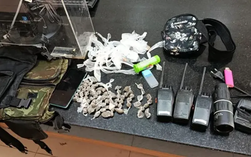 A pris&atilde;o ocorreu durante uma a&ccedil;&atilde;o de policiais militares do 28&ordm; Batalh&atilde;o, que realizavam patrulhamento no bairro Pequi/Foto: PM-BA