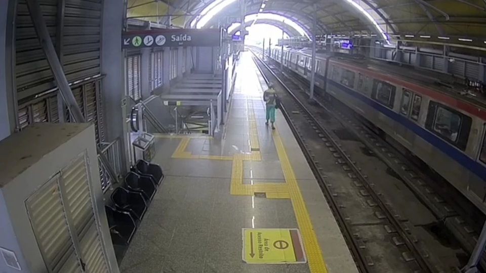 Homem tentou atravessar via pelos trilhos