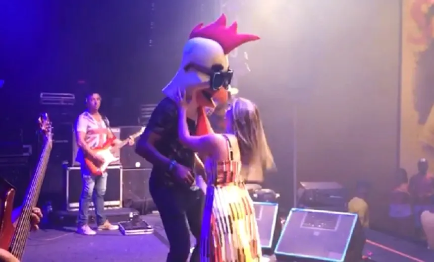 Galinho ‘mete dança’ em show de Thullio milionário no segundo dia da Micareta de Feira
