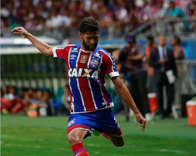‘BYE, BYE’: Pelo instagram, lateral Juninho Capixaba se despede do Tricolor de Aço