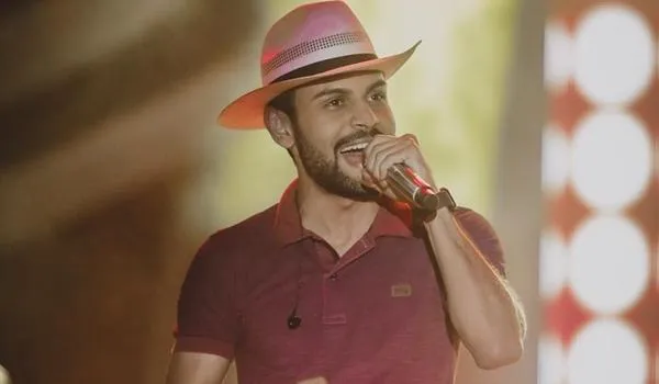 Fã surpreende e morde partes íntimas de cantor sertanejo durante show; assista