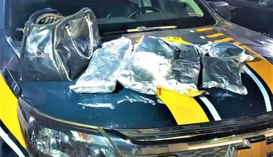 Cocaína avaliada em R$ 2 milhões é apreendida pela PRF na Bahia; jovem de 23 anos transportava material 