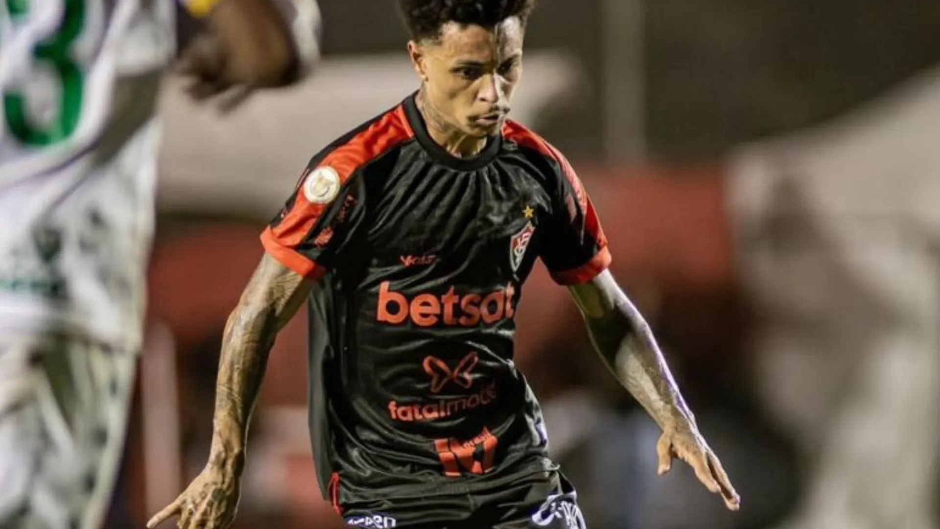 Matheuzinho, do Vitória, usou as redes sociais  para denunciar os ataques que seu filho tem recebido na internet