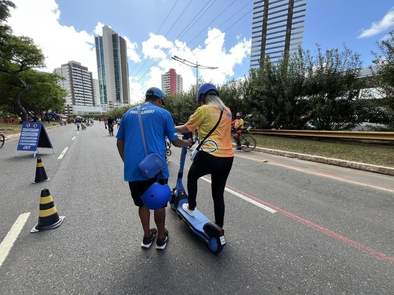Gratuita e aberta ao público, as aulas de condução de patinetes oferecem instruções práticas