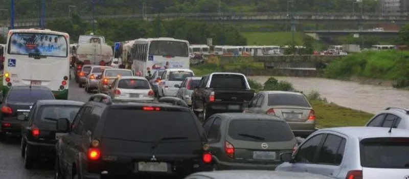 Moradores fazem protesto na Santa Cruz e causa congestionamento na Av. ACM