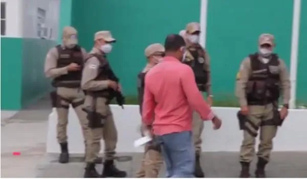 Propaganda de prefeito candidato à reeleição na Bahia com PMs vira caso de polícia; entenda 