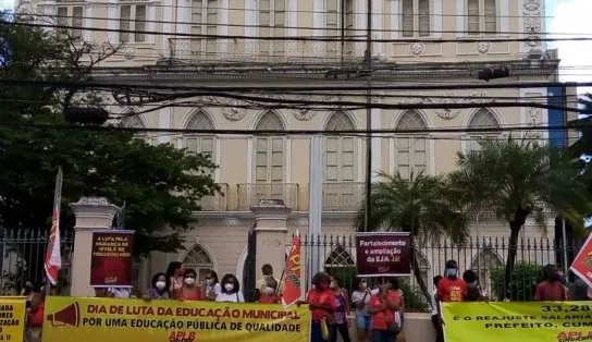 Professores municipais fazem novo protesto em frente ao Ministério Público; é o quarto em menos de 10 dias