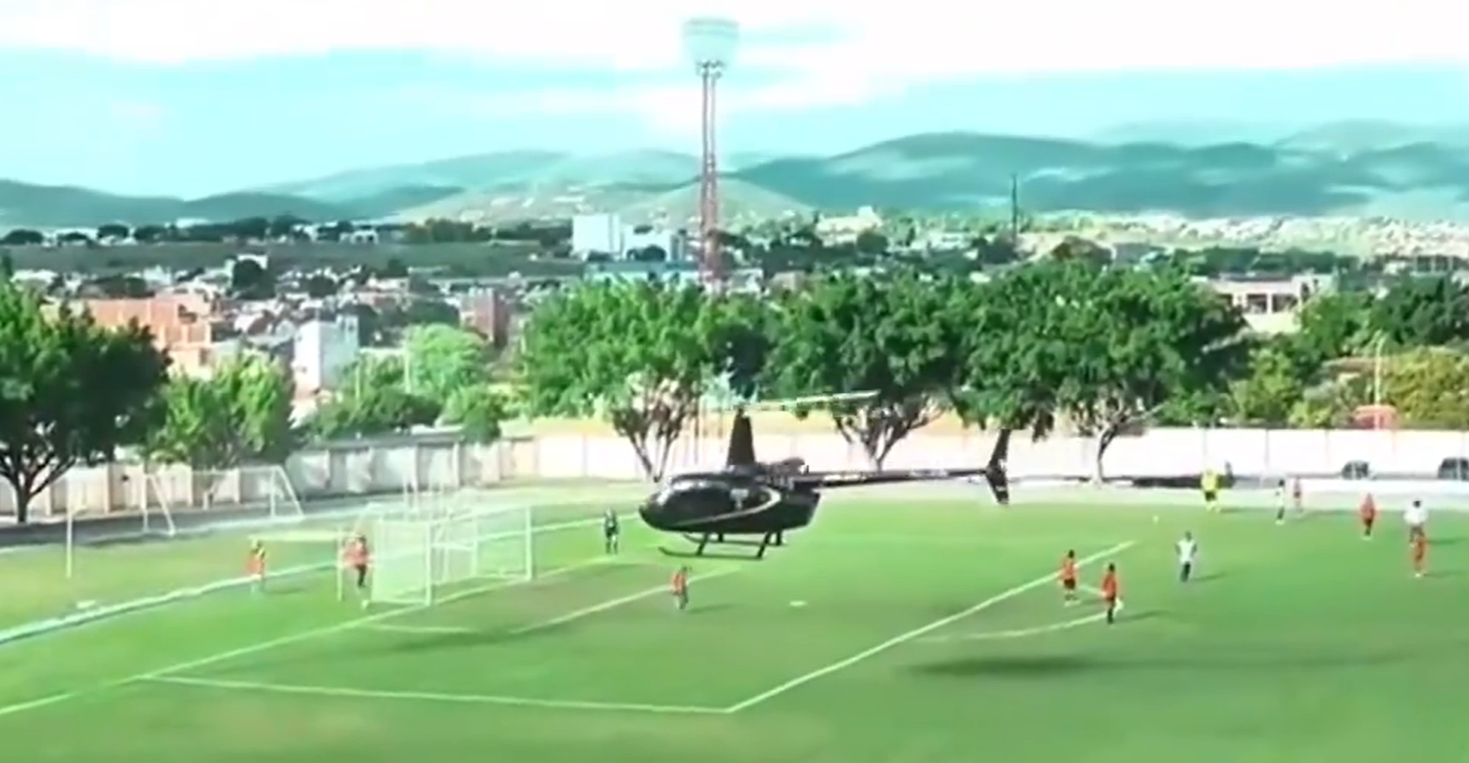 Helicóptero pousou no gramado de estádio da Bahia. Foto: Reprodução / Redes sociais 