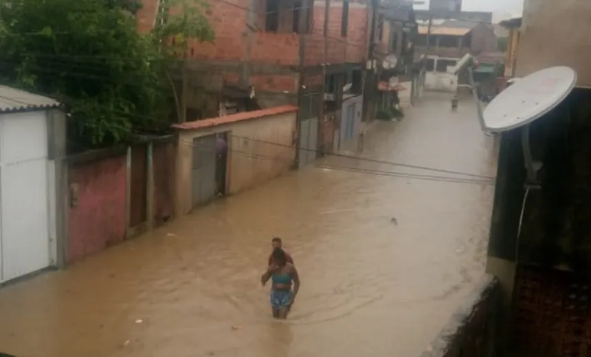 Chuva deixa mais de 350 desalojados em Lauro de Freitas, diz Defesa Civil
