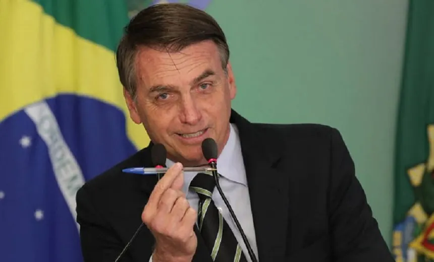 Bolsonaro diz que abandonou caneta Bic por ser francesa: "é Compactor agora"