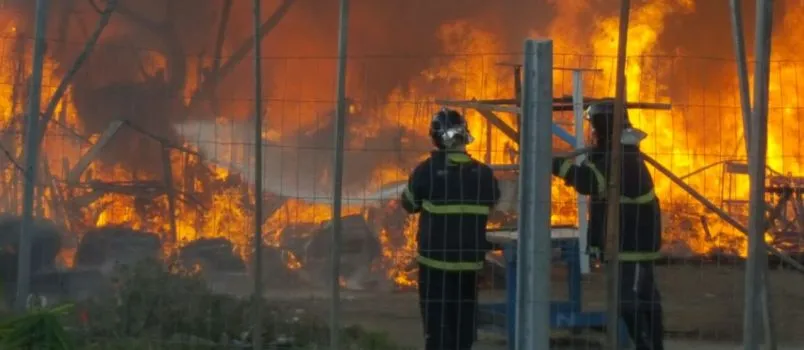 FEIRA DE SANTANA: Incêndio destrói barracas em centro comercial no bairro da Estação Nova