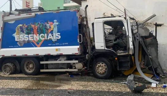 Caminhão da coleta de lixo colide contra loja de tecidos e barraca no bairro de Amaralina; acidente deixou quatro feridos