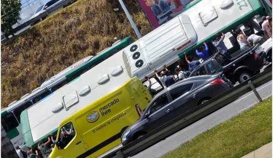 Ônibus cai em vala na Avenida Paralela e passageiros são vistos esperando atendimento médico; assista  