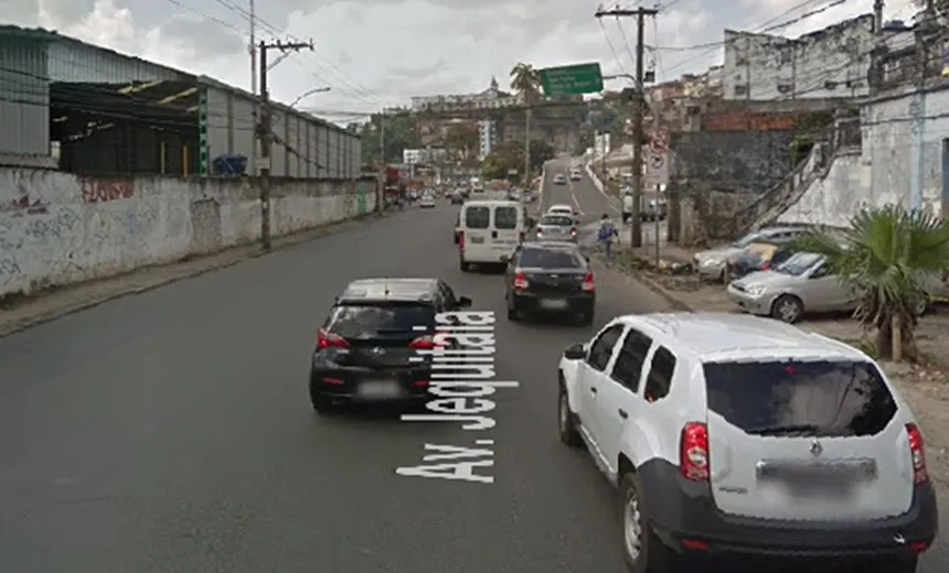 Suspeitos utilizam carro para arrombar loja de eletrodomésticos no bairro da Calçada