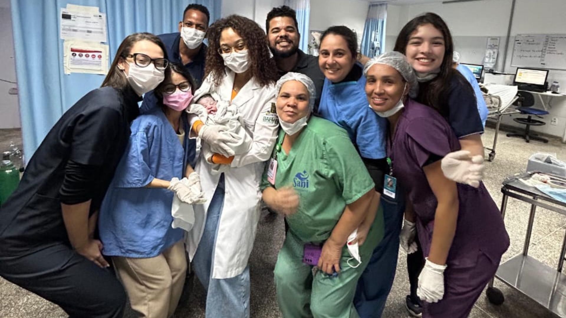 Equipe médica da UPA de Brotas com a pequena Vitória | Foto: Divulgação/Aquatro Assessoria de Comunicação