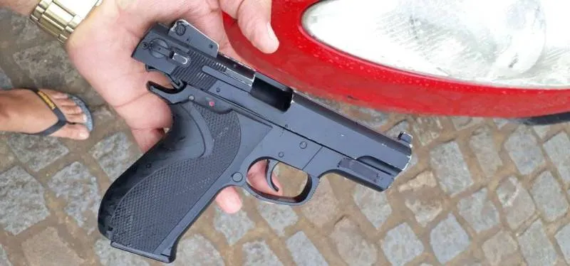 TERROR EM FEIRA: Moradores espancam suspeito de ter cometido um assalto em Feira de Santana