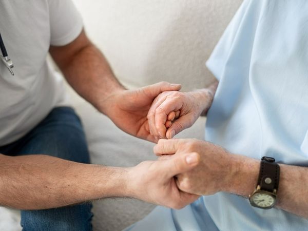 Especialista explica como o diagn&oacute;stico precoce do Parkinson impacta a evolu&ccedil;&atilde;o da doen&ccedil;a. Foto: Ilustrativa/Freepik